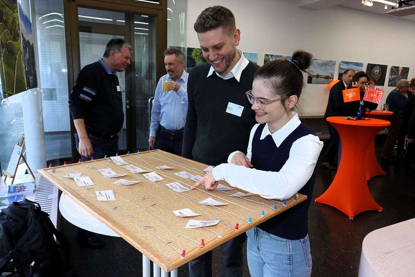 Das ADFC Bayern Orga-Team beim Verteilen der Namensschilder an die Gäste Das ADFC Bayern Orga-Team beim Verteilen der Namensschilder an die Gäste