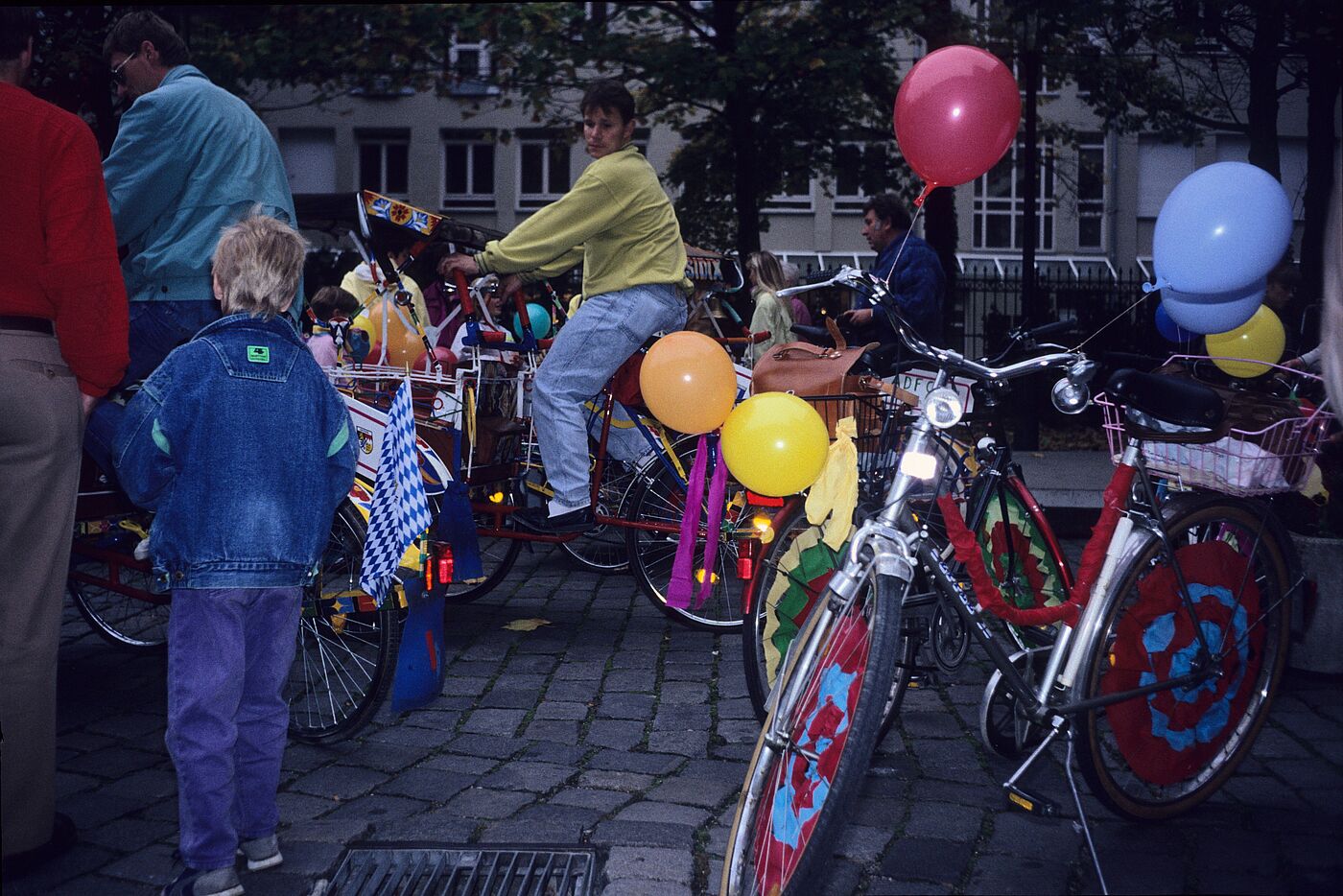 Groß und Klein mit bunten Fahrrädern