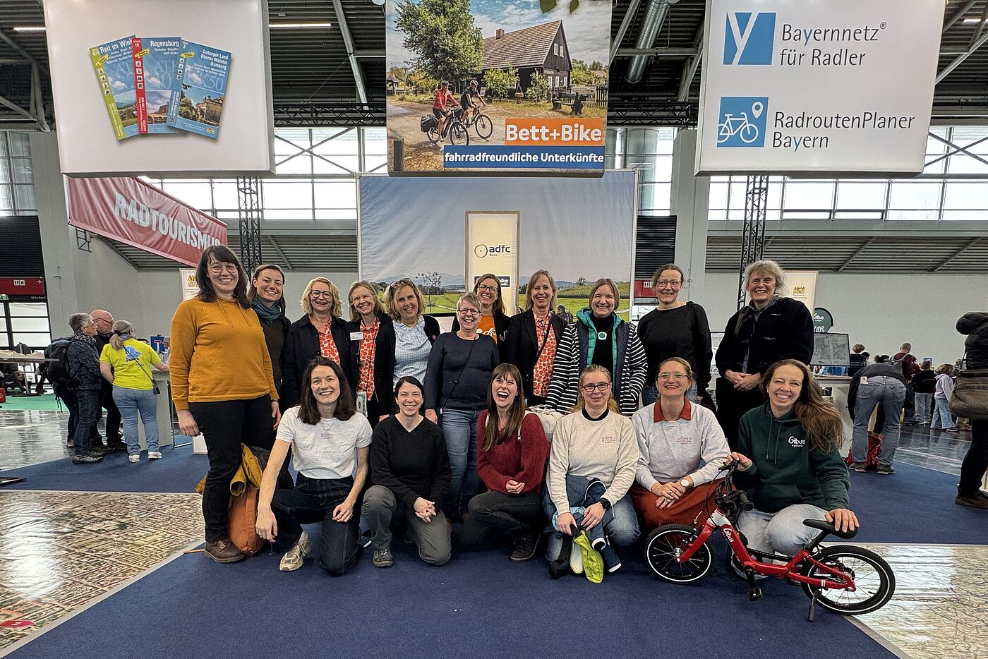 Besuch des Messestands nach dem Networking Lunch für Frauen, initiiert von "Frauen Verbinden" und "Women in Cycling Germany"