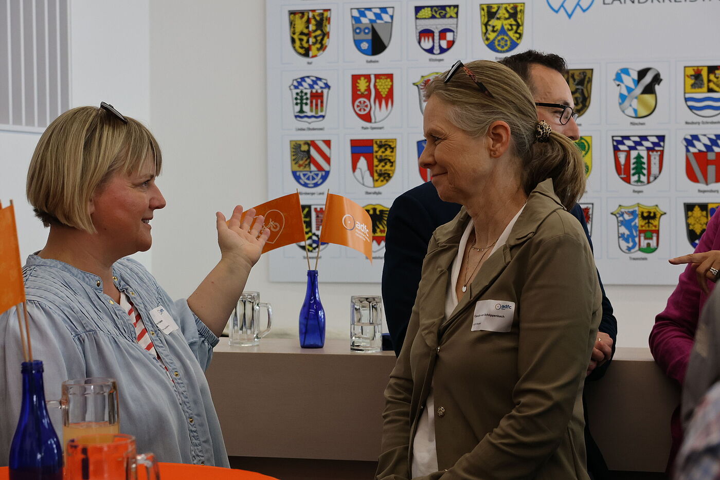 Kristin Fabke von München Tourismus (re.) im Gespräch mit Carolin von Schlippenbach, die beim ADFC Bayern mit für Bett+Bike zuständig ist