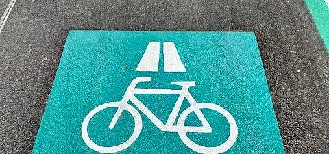 Fahrrad-Piktogramm auf dem ersten Teilstück des Radschnellwegs München-Garching