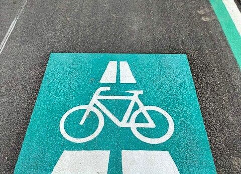 Fahrrad-Piktogramm auf dem ersten Teilstück des Radschnellwegs München-Garching