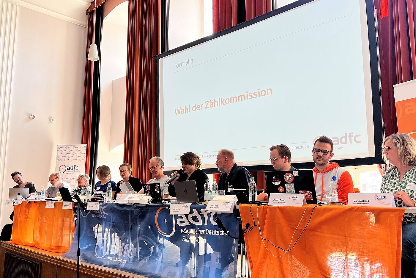 Landesvorstand und Tagungspräsidium auf dem Podium im Thon-Dittmer-Palais.