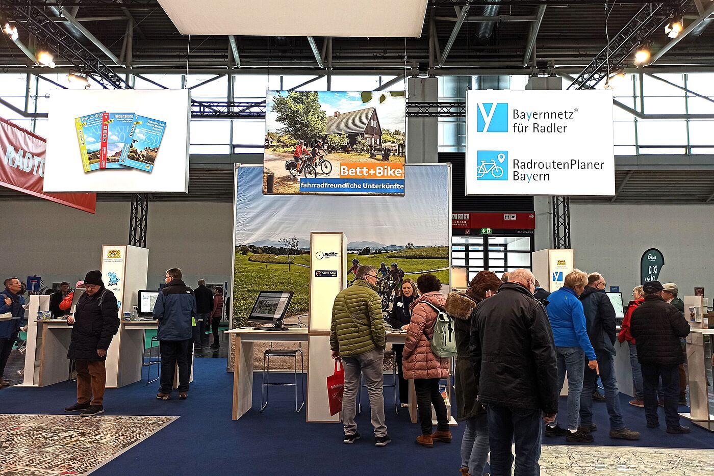 Der Messestand von ADFC Bayern und Partnern