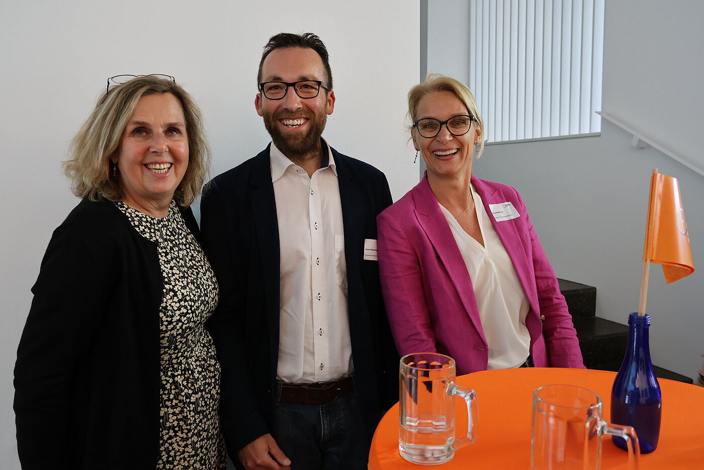 (V.l.n.r.) Martina Kiderle, Mitglied des Vorstands und Tourismusbeauftragte beim ADFC Bayern neben Josef Geisberger, Geschäftsführer und Projektmanager Rad der Tourismusregion Inn-Salzach und Claudia Mitchell von der Bayern Tourismus Marketing GmbH 