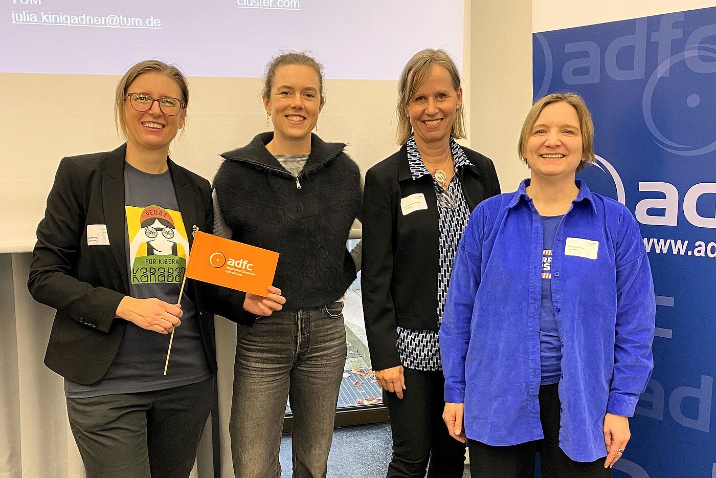 V.l.n.r.: Eva Mahling (ADFC Bayern), Nienke Buters (TUM), Petra Husemann-Roew (ADFC Bayern) und Bernadette Felsch (ADFC Bayern) V.l.n.r.: Eva Mahling (ADFC Bayern), Nienke Buters (TUM), Petra Husemann-Roew (ADFC Bayern) und Bernadette Felsch (ADFC Bayern)