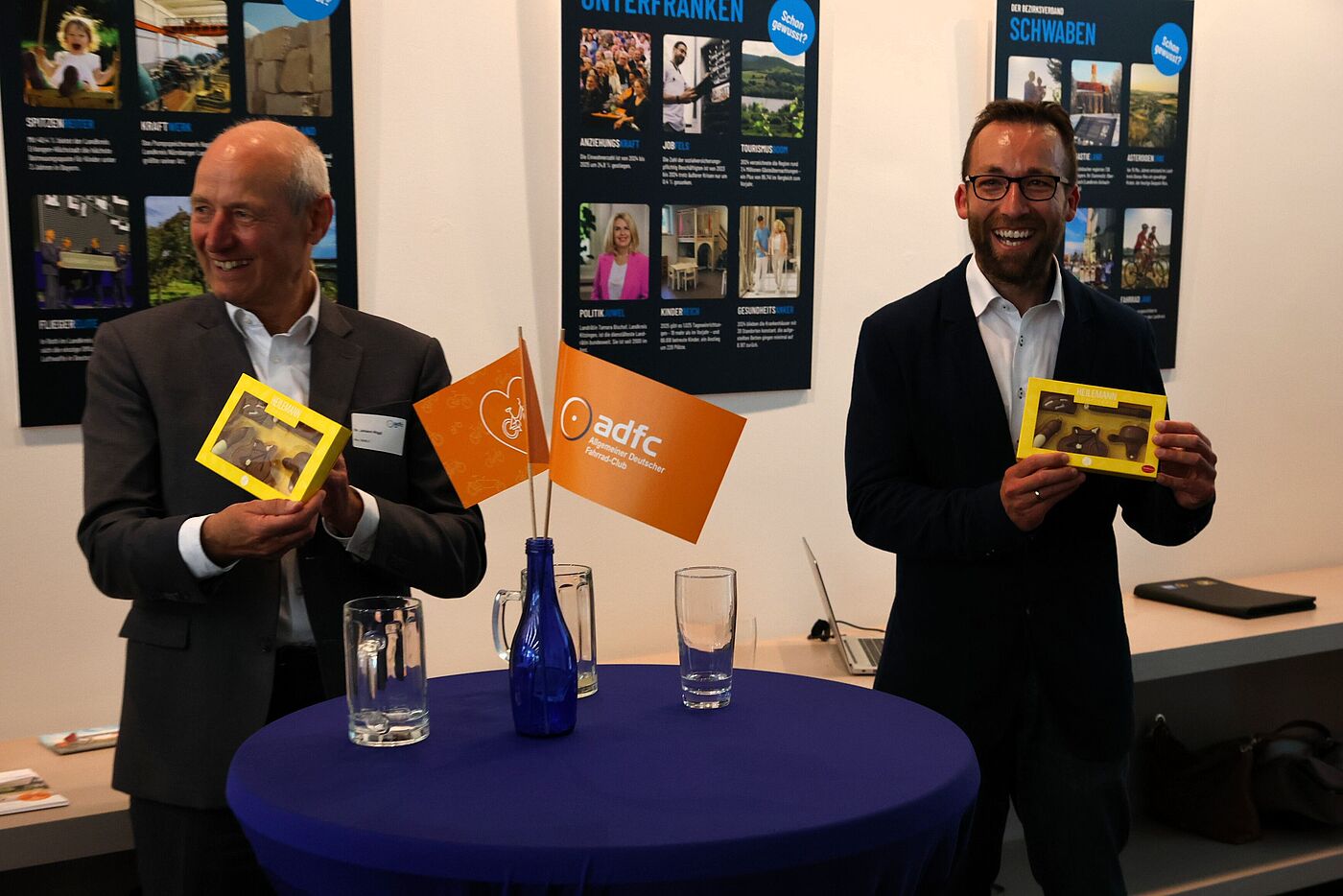 Süße Geschenke gab's für die erfreuten Redner in Form von Fahrradschokolade