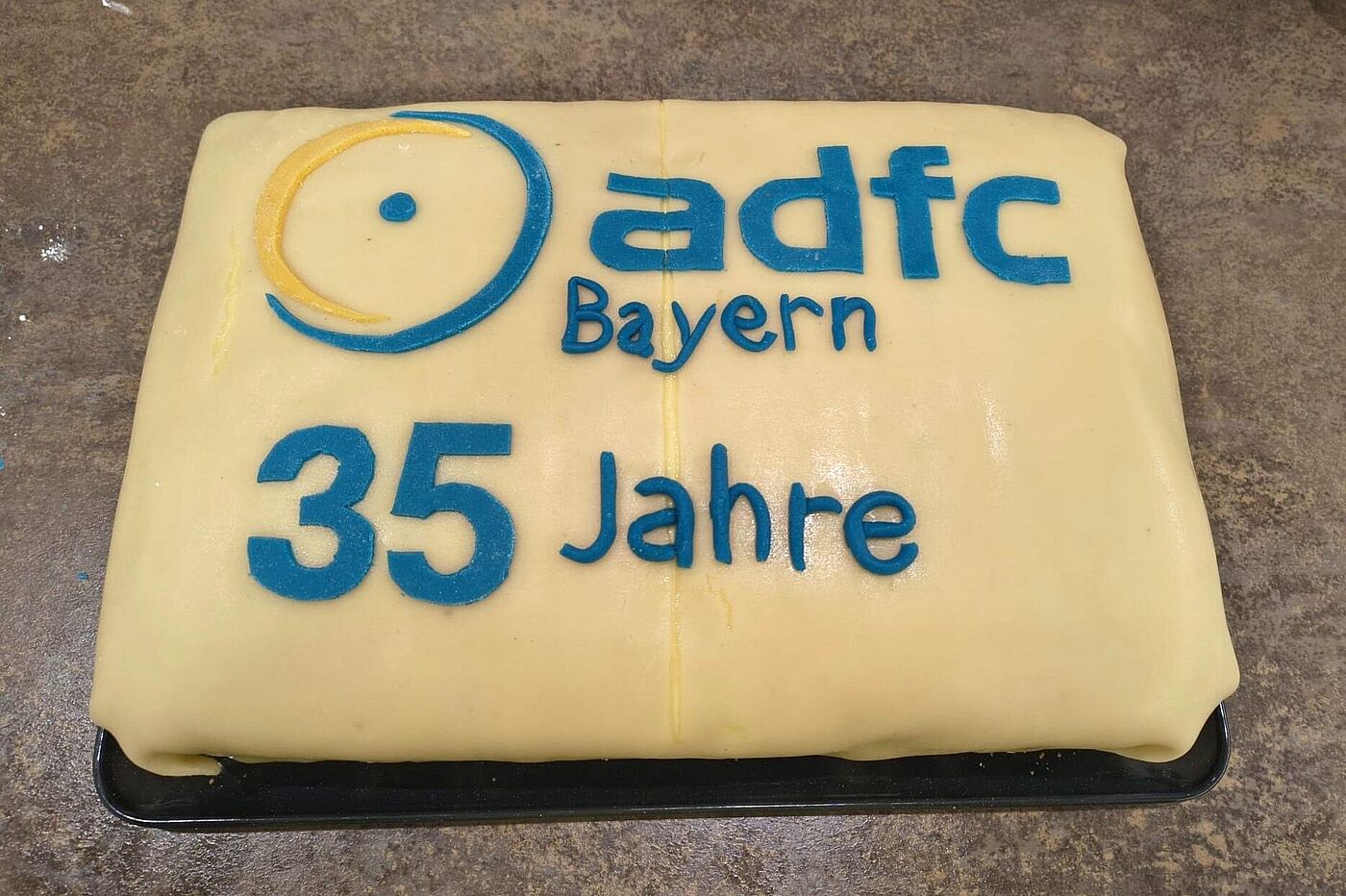 Zum süßen Abschluss der Versammlung gab es selbstgebackene Geburtstagstorte für den ADFC Bayern und seine Delegierten.