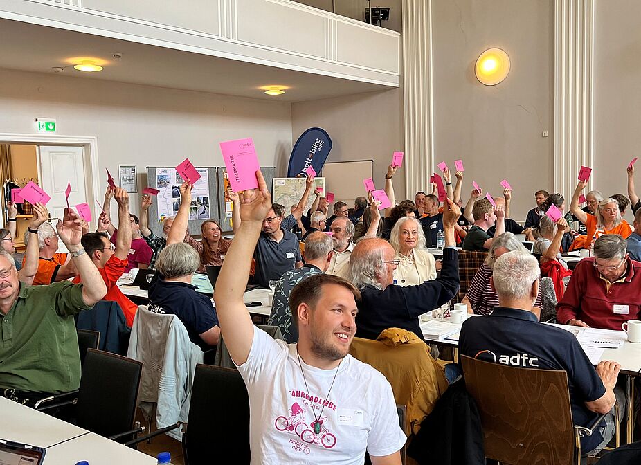 Delegiertenversammlung bei der Abstimmung Delegiertenversammlung bei der Abstimmung