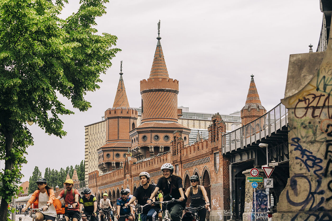 Sternfahrt 2025 Oberbaumbrücke Radfahrende vor der Oberbaumbrücke in Berlin
