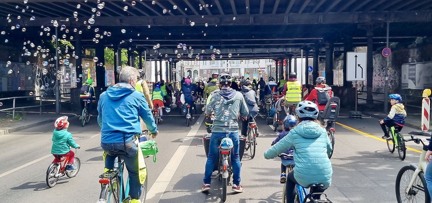 Kidical Mass Schöneberg im Mai 2025 auf der Yorckstraße Teilnehmende einer Kidical Mass fahren auf dem Fahrrad auf der Fahrbahn der Yorckstraße in Berlin Schöneberg, unter den Brücken