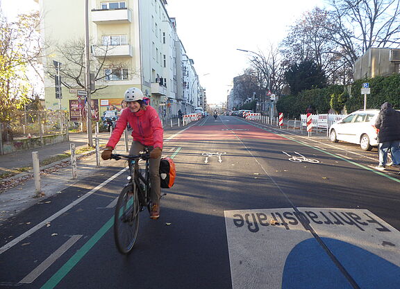 Fahrradstraße Monumentenstraße in Berlin Schöneberg Auf der Fahrbahn der Fahrradstraße Monumentenstraße in Berlin Schöneberg fährt eine Radfahrerin, im Winter.