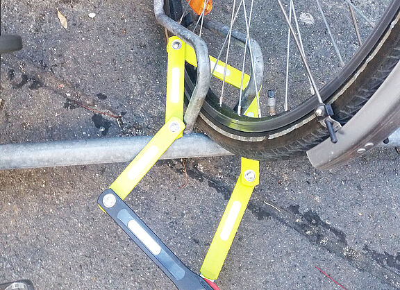Schloss Vorderrad am Vorderrad angeschlossenes Fahrrad