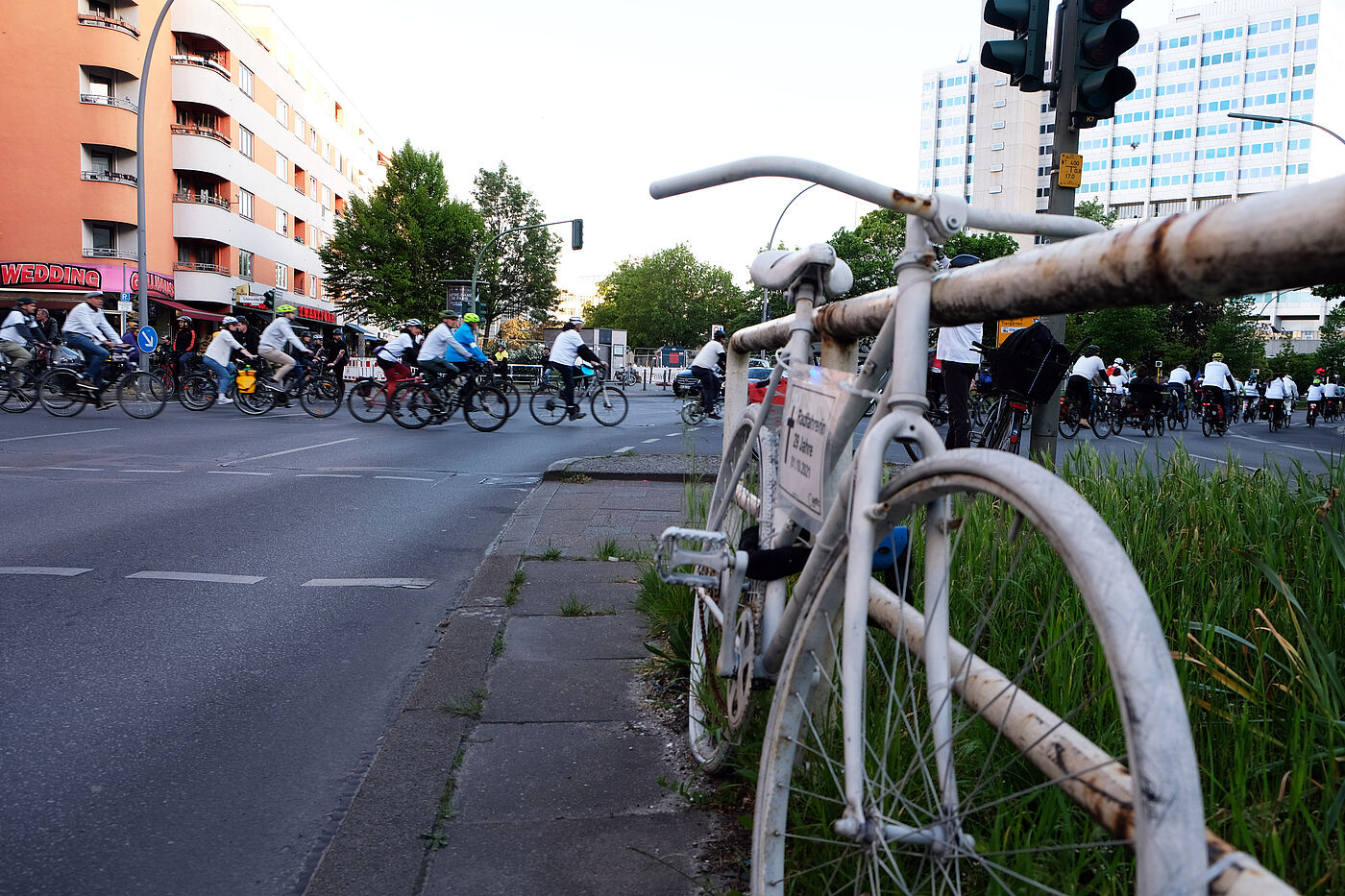 Ride of Silence 2023 Demonstrierende des Ride of Silence fahren an einem weißen Geisterrad einer 29-jährigen Radfahrerin vorbei.