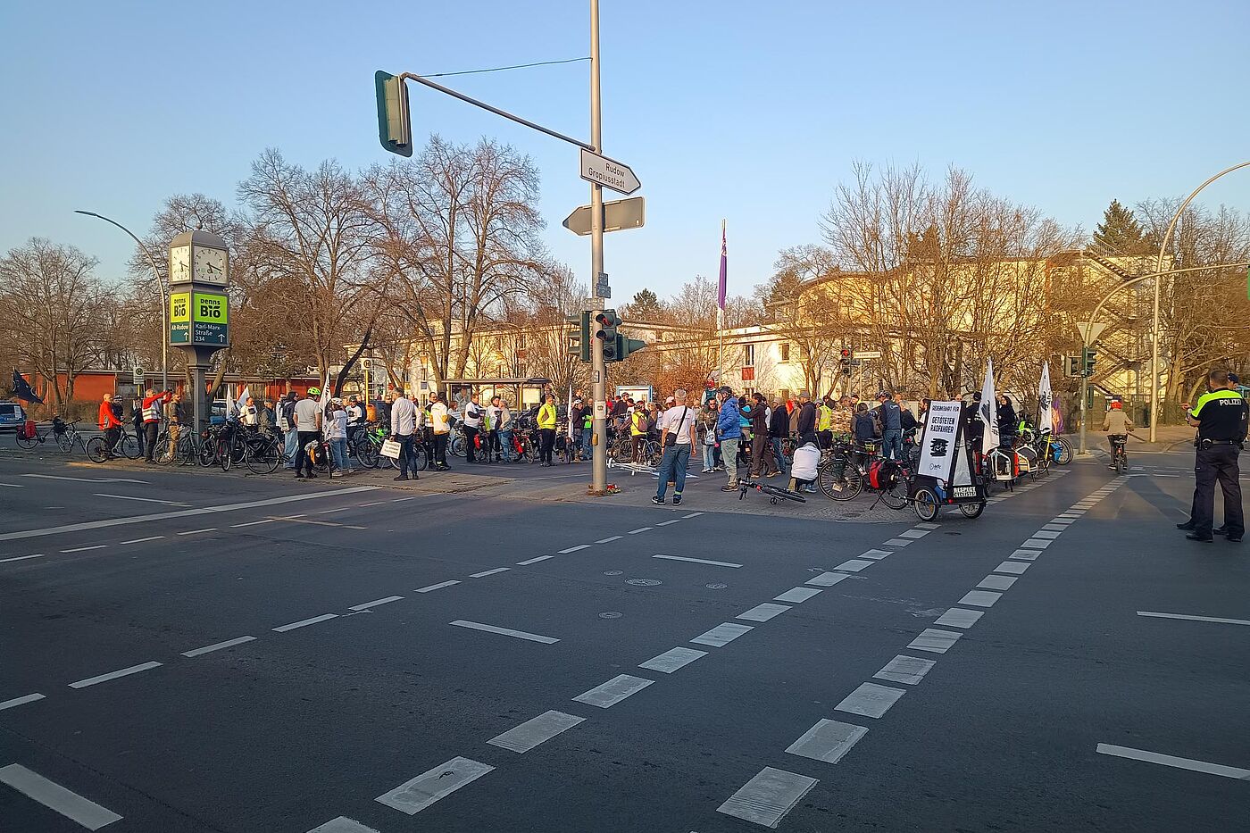 Mahnwache Neukölln Straßenkreuzung mit Fahrraddemonstranten bei einer Mahnwache