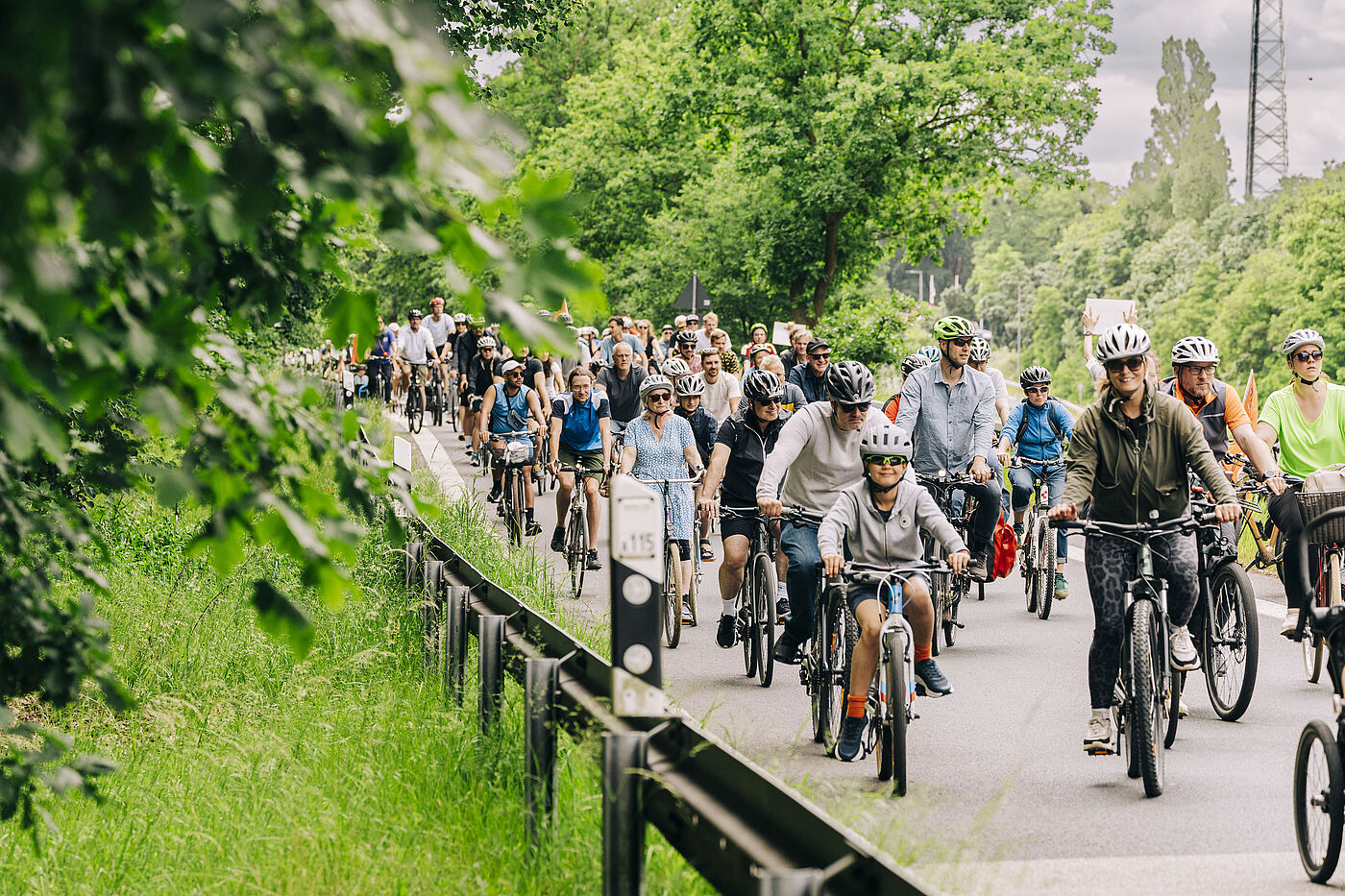 Sternfahrt 2026 Radfahrerinnen auf der AVUS