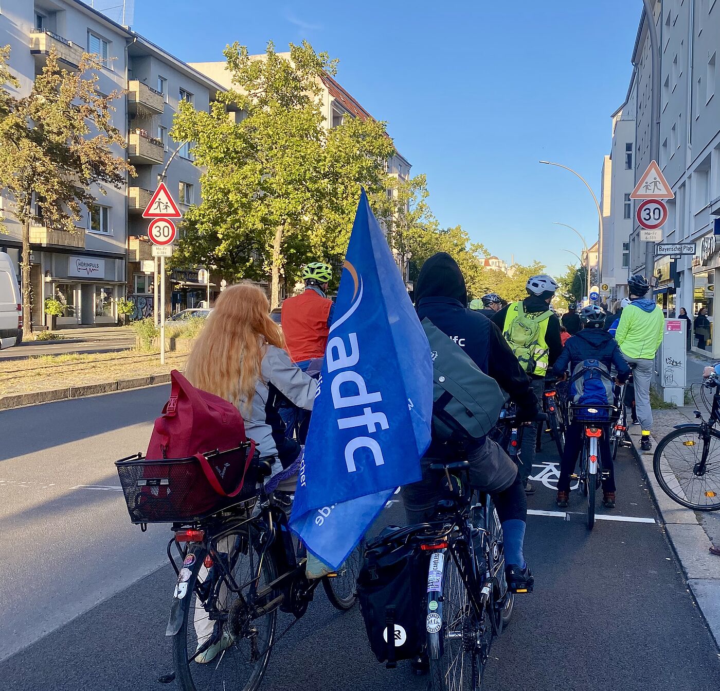 Anradeln auf der Grunewaldstraße am 24.09.2025 mit Aktiven des ADFC Berlin Eine Gruppe Radfahrende steht auf einem Radweg auf der Grunewaldstraße in Berlin Schöneberg Richtung Kleistpark