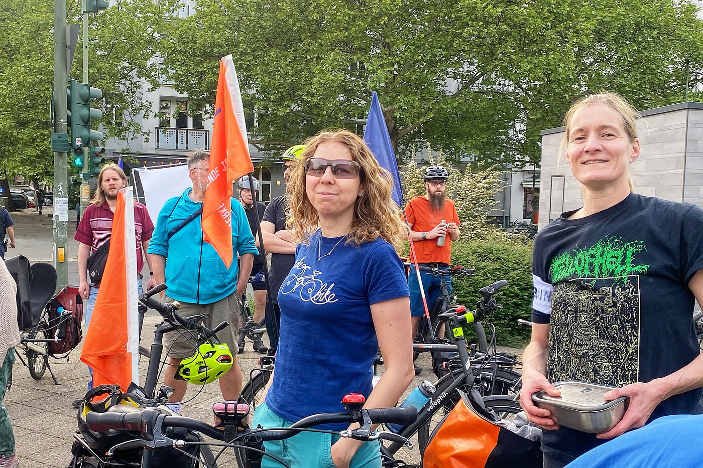 Zwischenkundgebung zur Horrorstraßendemo am Bundesplatz in Wilmersdorf Eine Gruppe Radfahrender steht am Bundesplatz bei einer Zwischenkundgebung