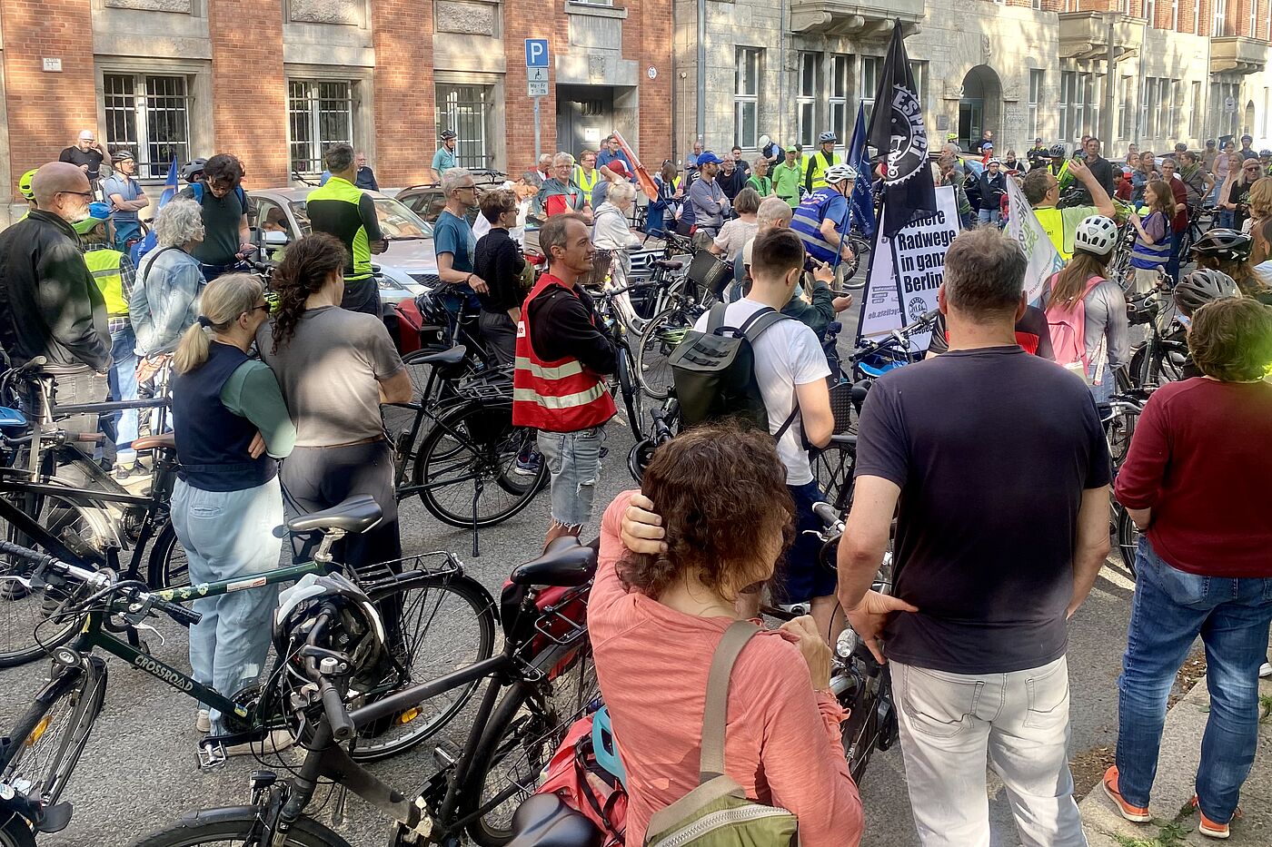 Demo Kantstraße vor der Senatsverwaltung für Verkehr am 16.06.2025 Eine Gruppe Demonstrierender steht vor der Senatsverwaltung für Verkehr in Berlin und fordert sichere Radwege auf der Kantstraße