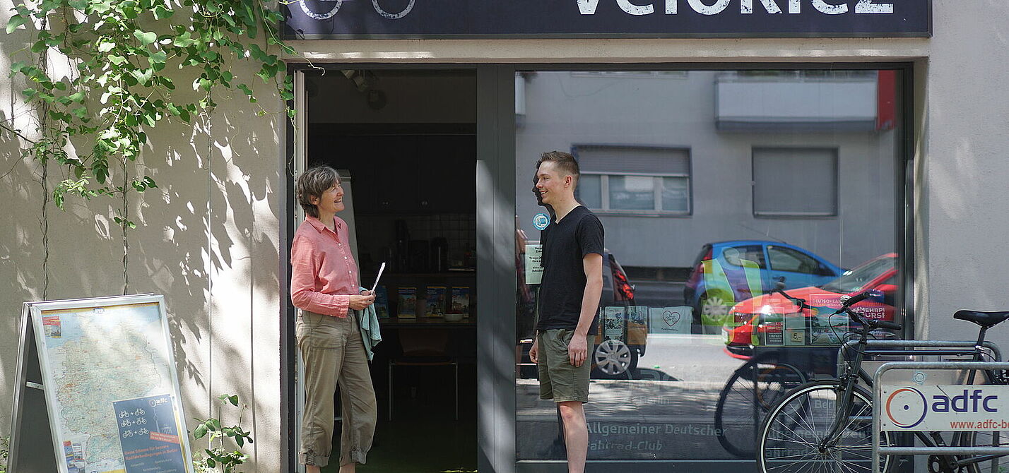 Personen vor dem ADFC Velokiez in der Möckernstraße 47