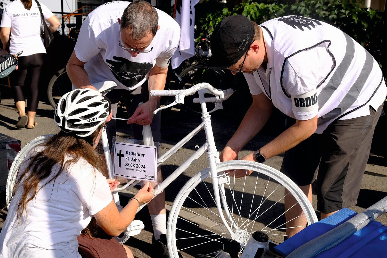 Ein Gedenkschild wird an dem Geisterrad für den 81-jährigen Radfahrer festgemacht. Ein Gedenkschild wird an dem Geisterrad für den 81-jährigen Radfahrer festgemacht.