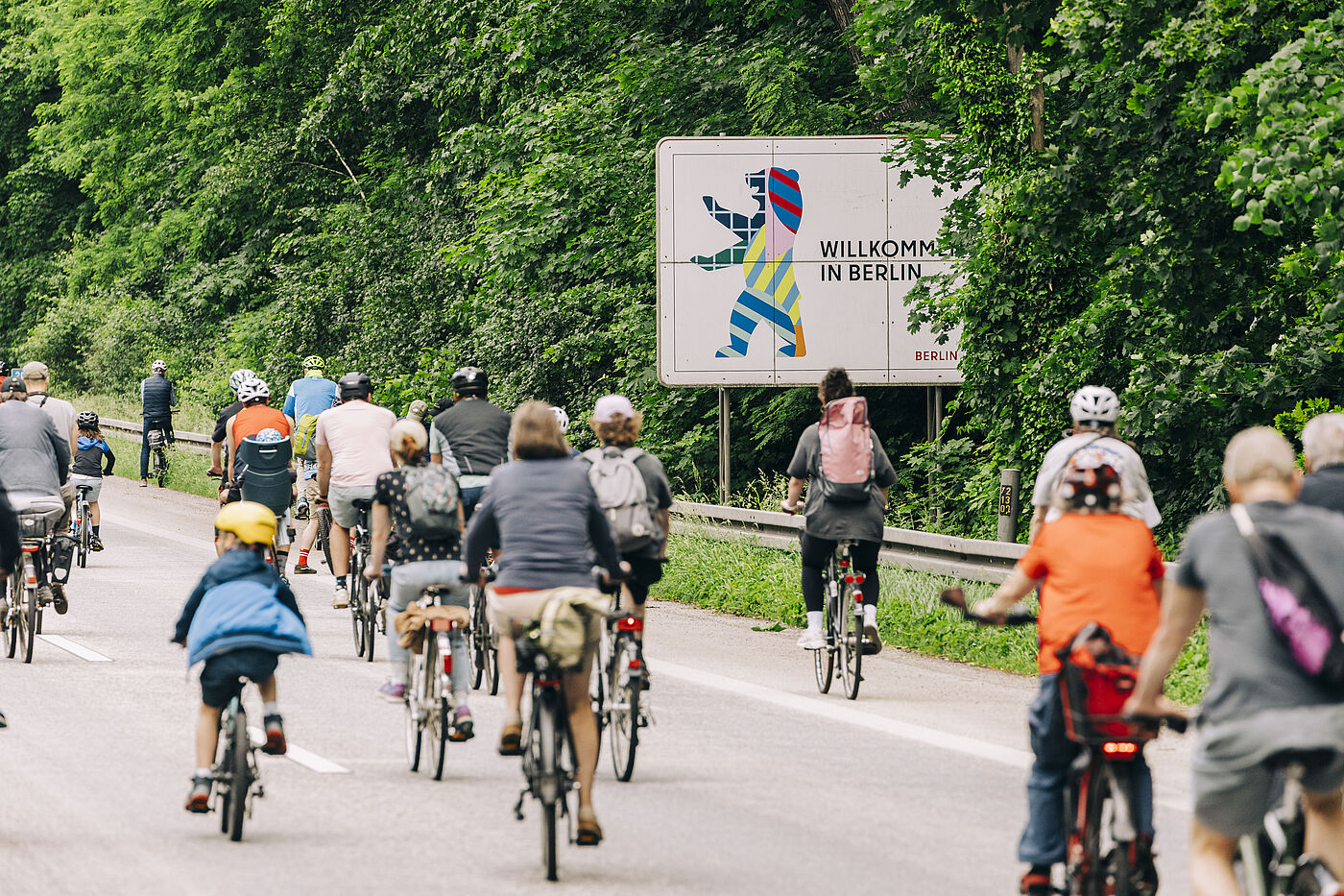 Sternfahrt 2026 Berlin Berlin Schild auf der Autobahn mit Radfahrenden