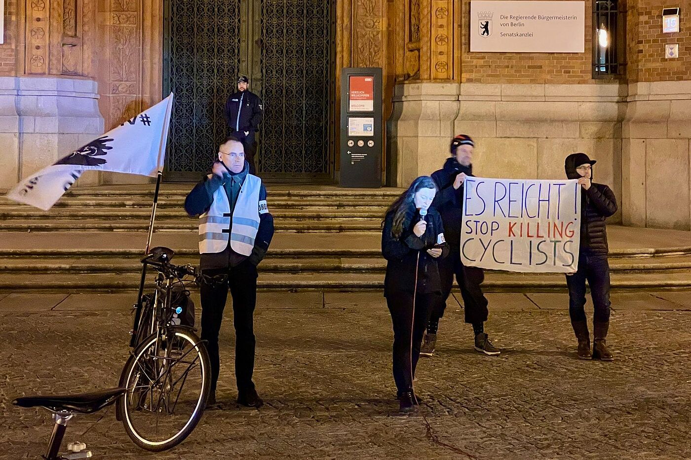 Abschlusskundgebung vor dem Roten Rathaus Abschlusskundgebung vor dem Roten Rathaus