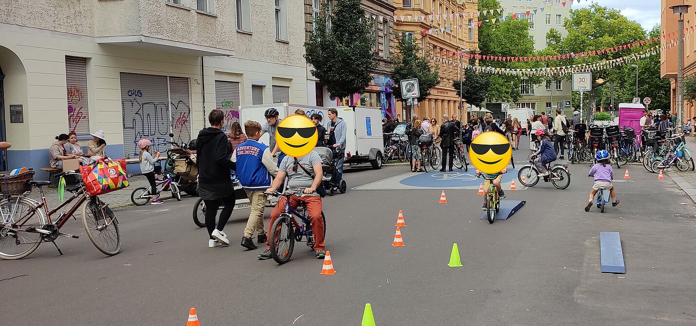 Kinder-Fahrrad-Parcours auf der Choriner Straße Kinder-Fahrrad-Parcours auf der Choriner Straße