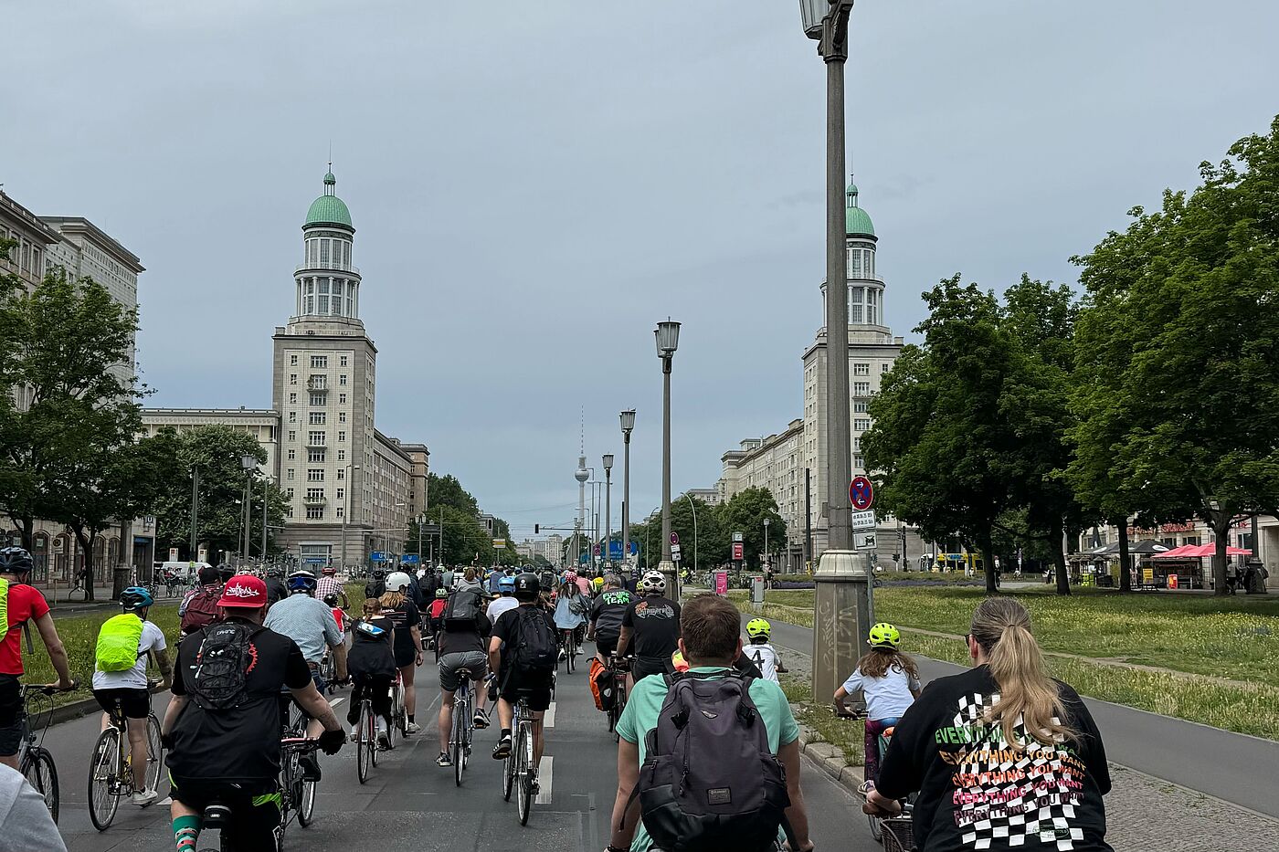 ADFC-Sternfahrt 2025 Radfahrende auf der Karl-Marx-Allee in Friedrichshain