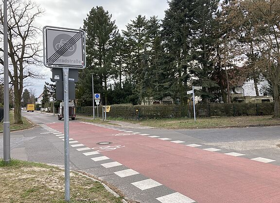 Fahrradstraße mit Unterbrechungen Die Alberichstraße in Biesdorf-Süd war im Mai 2000 die erste Fahrradstraße Berlins. Mittlerweile ist sie in die Jahre gekommen