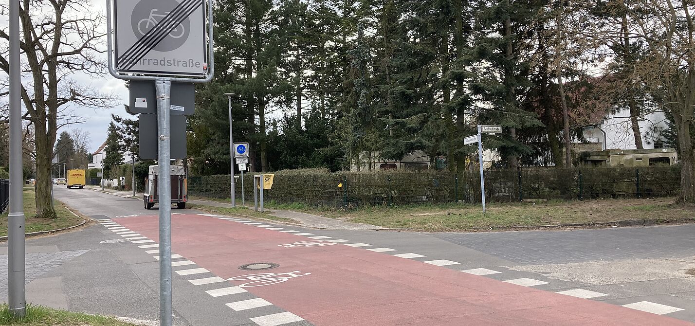 Fahrradstraße mit Unterbrechungen Die Alberichstraße in Biesdorf-Süd war im Mai 2000 die erste Fahrradstraße Berlins. Mittlerweile ist sie in die Jahre gekommen