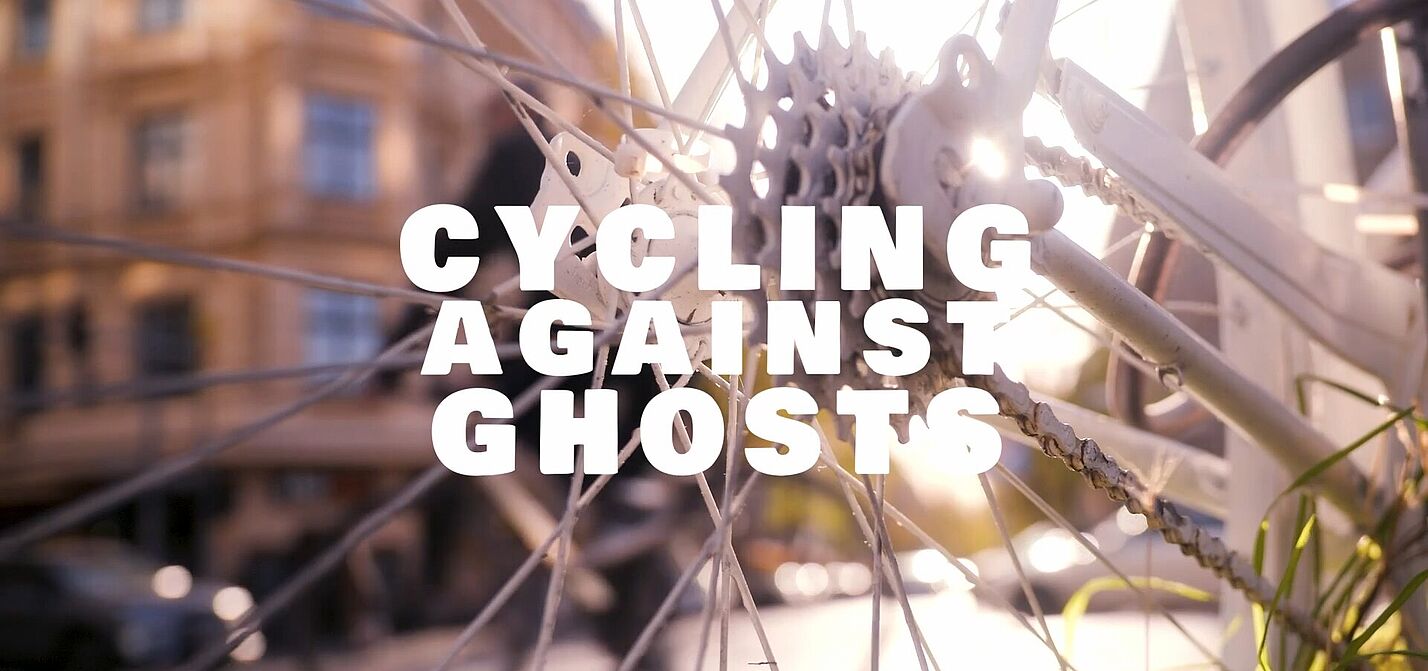 Cycling against ghosts Cycling against ghosts mit weißem Fahrrad im Hintergrund