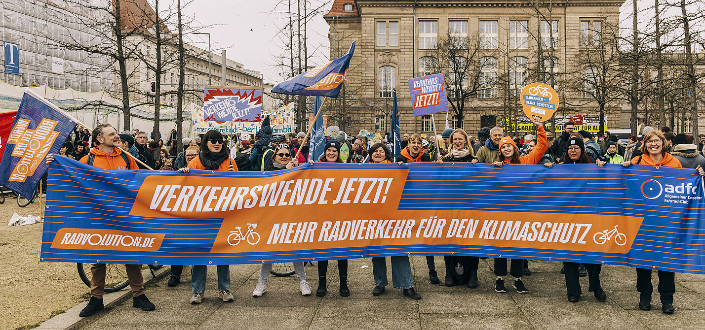 Der ADFC beim Klimastreik mit "Verkehrswende jetzt"-Banner