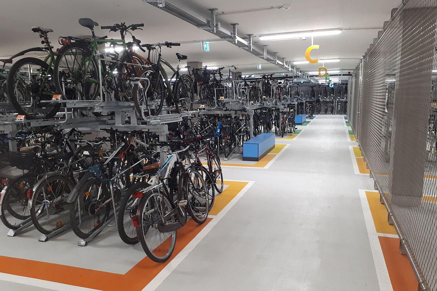 Frei zugängliche Abstellplätze im Fahrradparkhaus Tübingen werden gut genutzt. Frei zugängliche Abstellplätze im Fahrradparkhaus Tübingen werden gut genutzt.