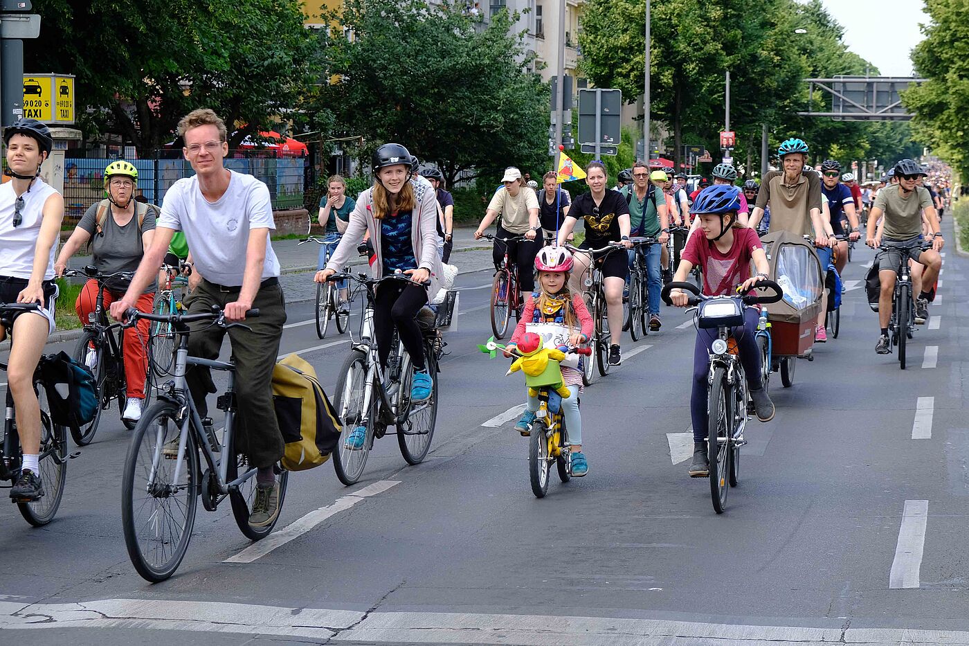 Jugendliche und größere Kinder fahren bei der Sternfahrt die innerstädtischen Routen und über die Autobahn A100. Jugendliche und größere Kinder fahren bei der Sternfahrt die innerstädtischen Routen und über die Autobahn A100.