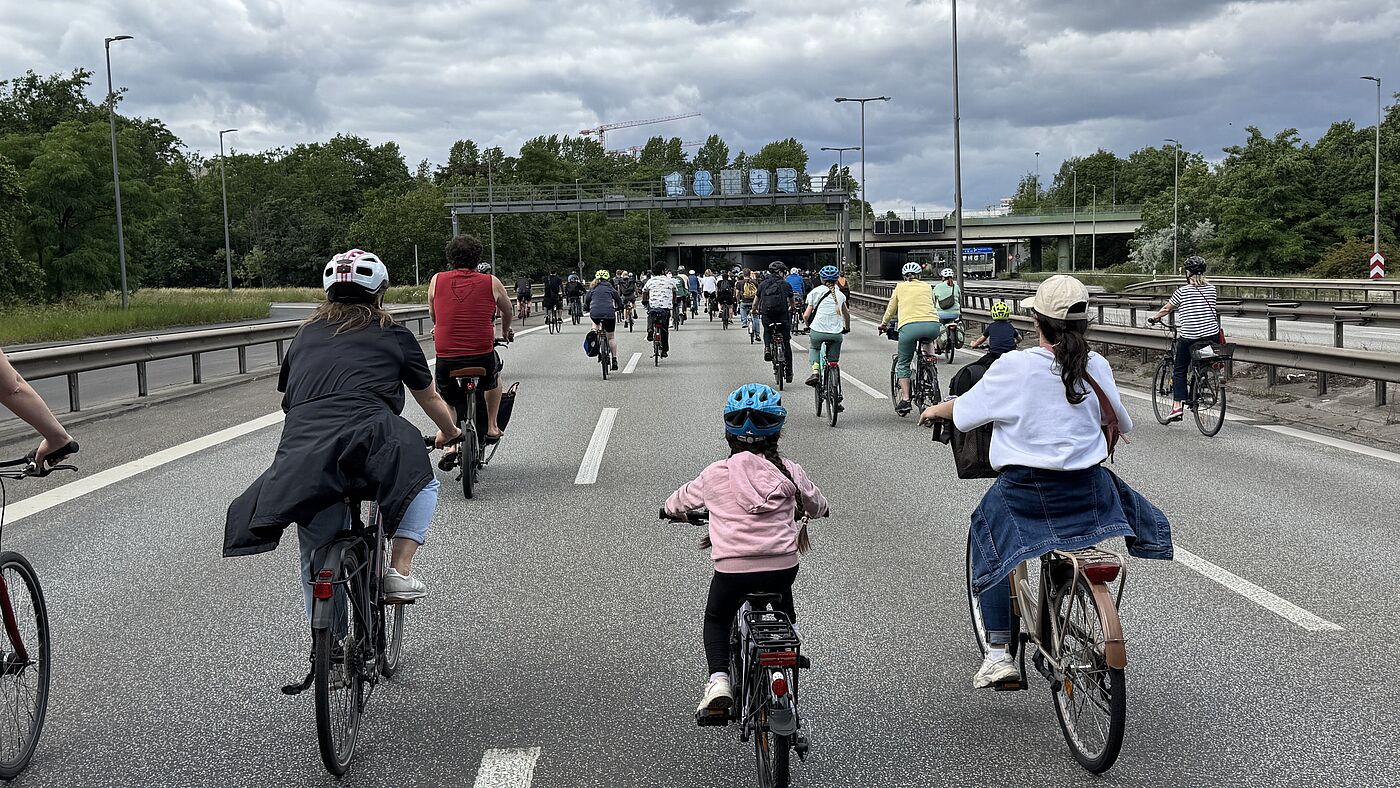 Sternfahrt 2026 Autobahn Erwachsene Radfahrende und Kinder auf der Autobahn