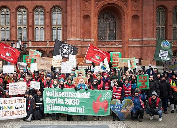 Volksentscheid Berlin 2030 Klimaneutral Demonstrierende beim Volksentscheid Berlin 2030 Klimaneutral