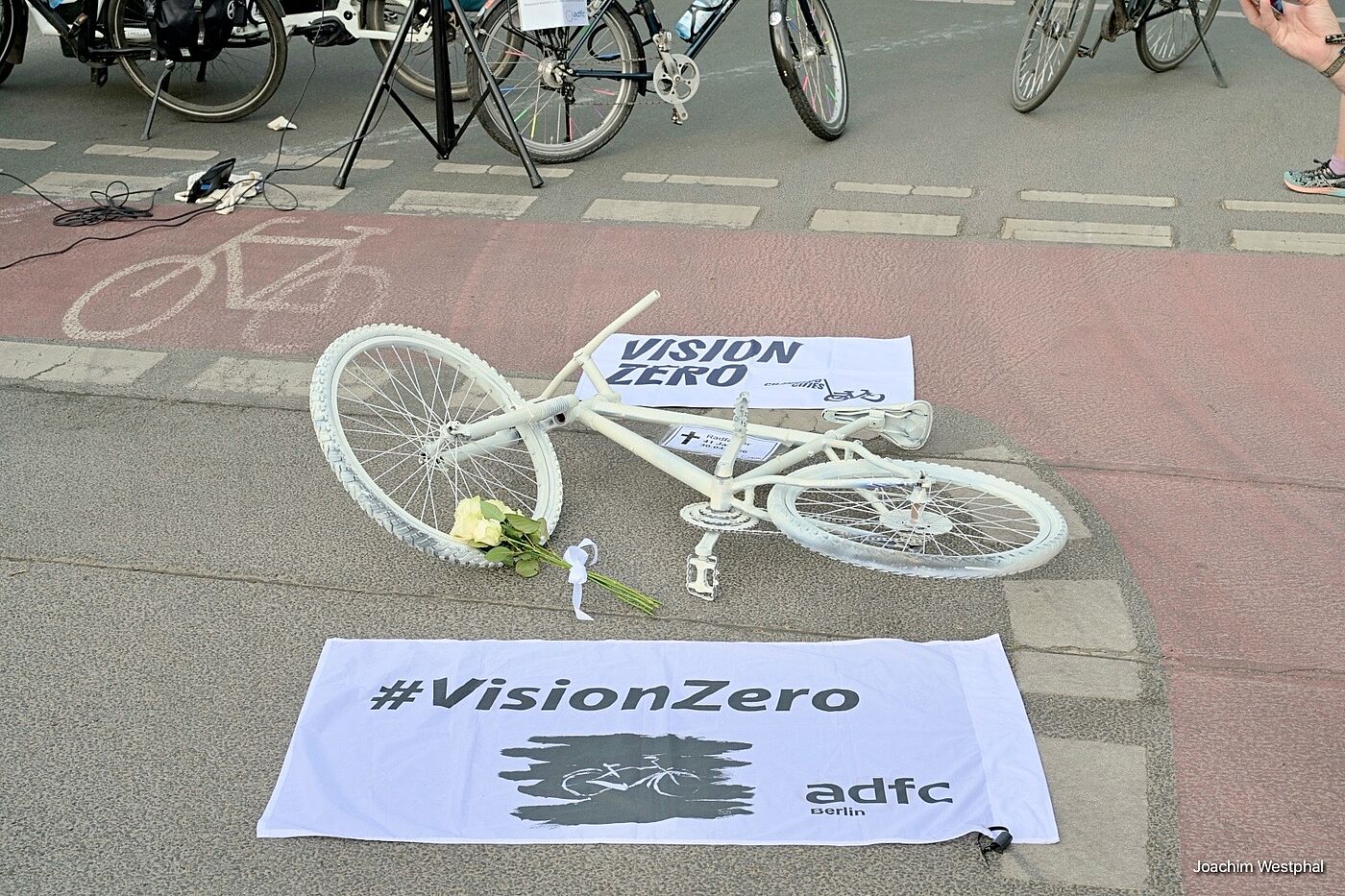 GR_2026-05-04_joachim-westphal_02.jpg Gedenken und Geisterrad-Aufstellung am Unfallort Neuköllner Straße Ecke Alt Rudow