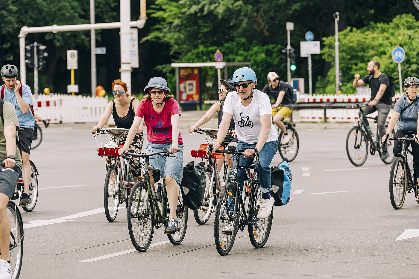 Sternfahrt 2025 Radfahrende, eine Person mit Fahrrad Motiv auf weißen T-Shirt