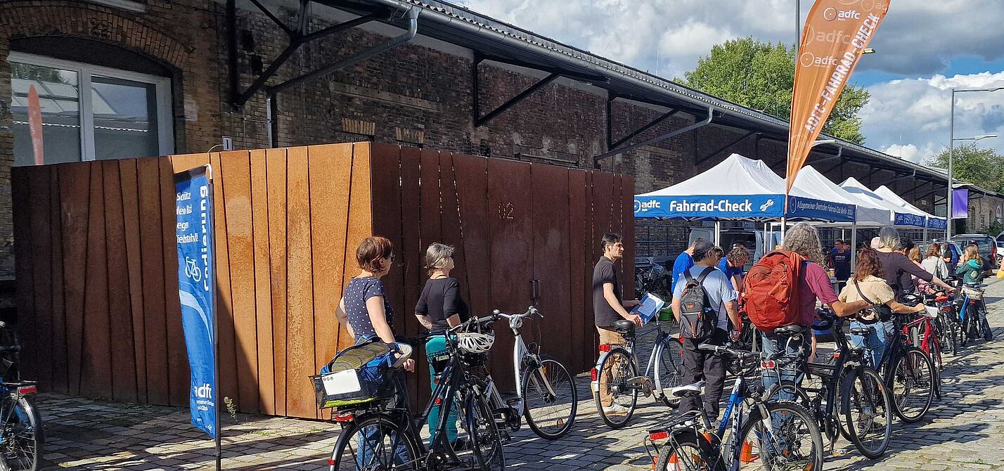 ADFC-Fahrrad-Check RadioEins Parkfest Menschen stehen mit ihren Fahrrädern in der Schlange für den ADFC-Fahrrad-Check