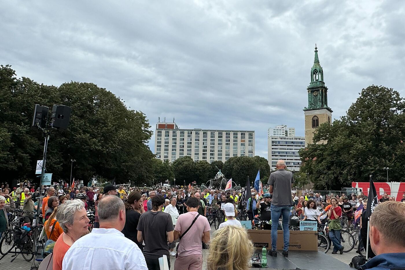 Radwegestopp Demo am 09.08.2024 Menschen stehen bei einer Kundgebung auf dem Platz vor dem Roten Rathaus