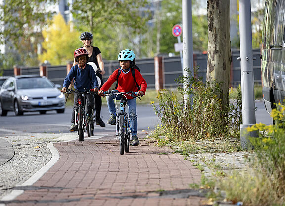 Kinder auf Radweg