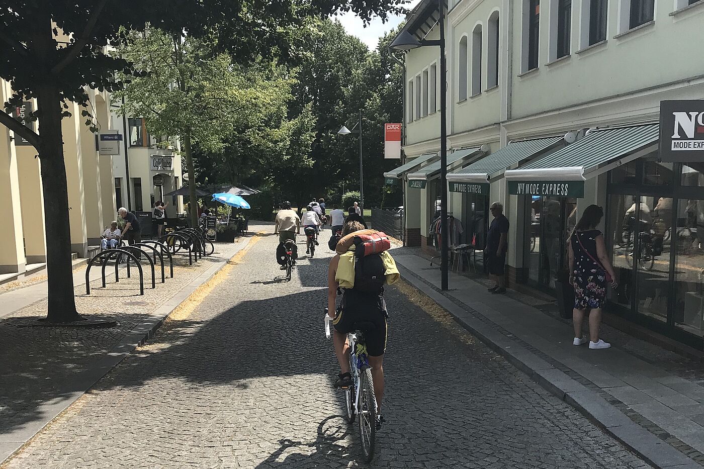 Feel Festival Zubringer 2023 Fußgängerzone mit Kopfsteinpflaster und Fahrrädern
