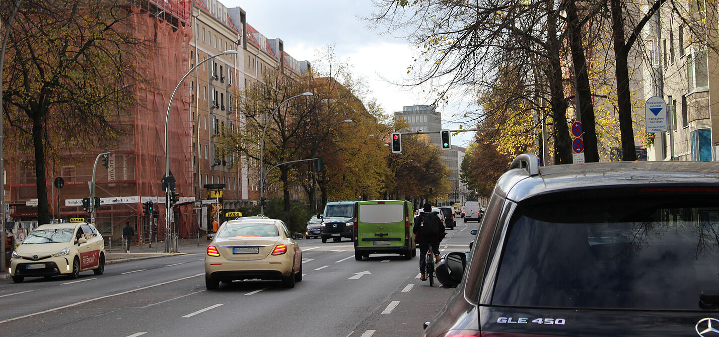 Torstraße 2025 Berliner Stadtstraße mit Wohngebäuden, Kfz und einem Radfahrer