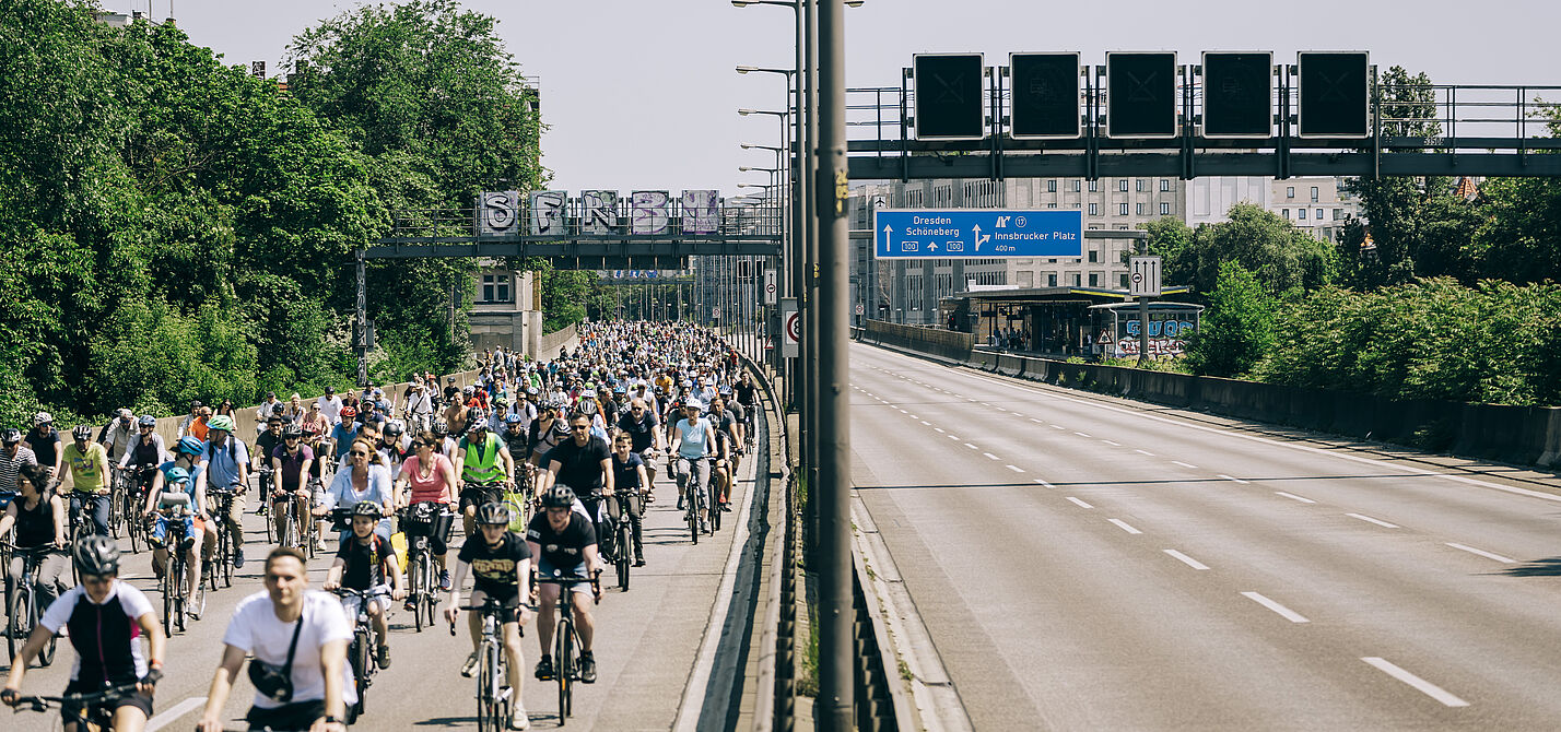 Sternfahrt 2023 Fahrräder fahren auf der Autobahn
