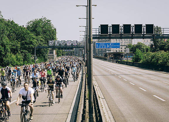 Sternfahrt 2023 Fahrräder fahren auf der Autobahn