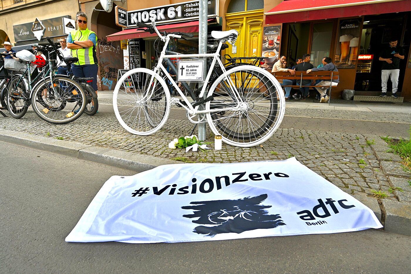 Geisterrad für den verstorbenen Radfahrer in Kreuzberg weißes Geisterrad mit Vision Zero Fahne