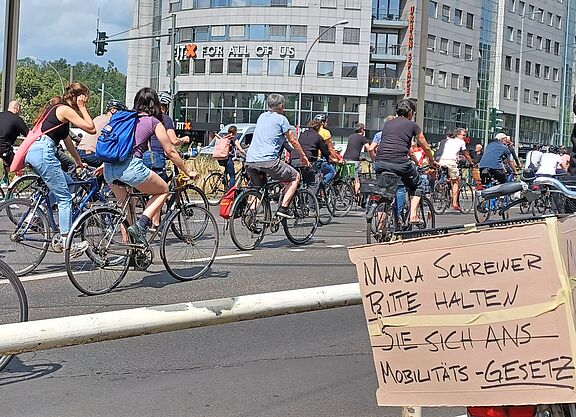 Radwegestopp? #Nichtmituns! Fahrraddemo am 2. Juli 2023 Schild bei Fahrrad Demo: Manja Schreiner bitte halten Sie sich ans Mobilitätsgesetz