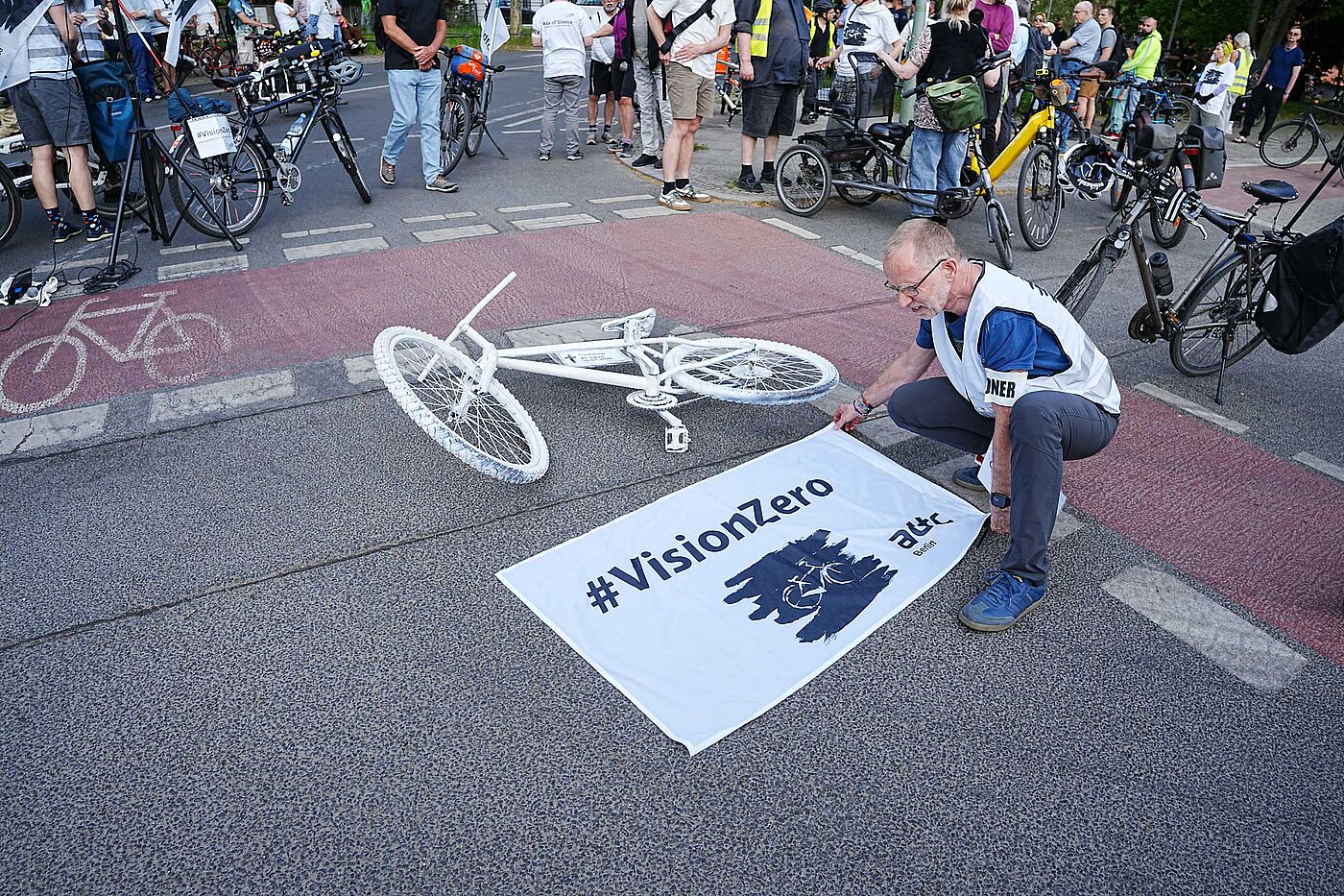 GR_2026-05-04_ChristophDuerschlag_03.jpg Gedenken und Geisterrad-Aufstellung am Unfallort Neuköllner Straße Ecke Alt Rudow