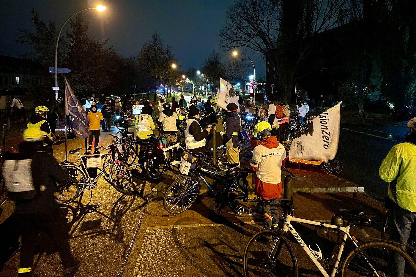 Mahnwache am 17. November 2022 in der Gehrenseestraße Mahnwache am 17. November 2022 in der Gehrenseestraße